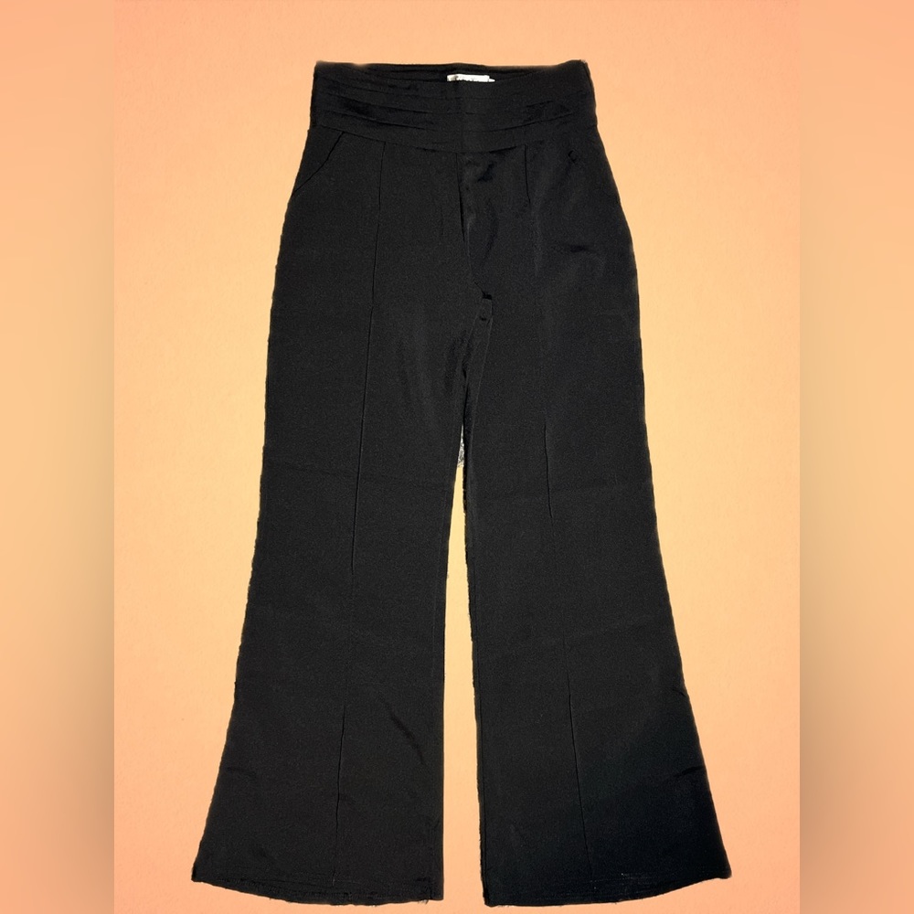 High waist, wide leg, dress pants. Tag says XL but they fit like a small